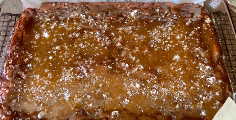 The finished Salted Caramel Brownies. A cooked brownie layer with salted caramel on top, sprinkled with sea salt.